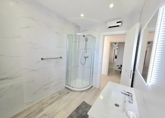 Sunrise 71 Seaviews 梅利哈